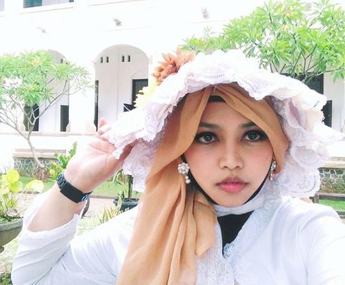 January 29th, 2016 ----- "as #Pure as #White " being #nonibelande van #LawangSewu #Semarang 🌼👻🌼 Dari Sam Poo Kong langsung cuzz henshin jadi Noni Belande ke bangunan paling iconic se-Semarang: Lawang Sewu. Nggak berani sampai maghrib, takut nemu "kembaran" di sana hihihi. Anyways, lagi suka warna putih nih!... ga tahu kenapa... 🌼👻🌼 #modestfashion #coveredstyle #headscarf #scarf #modesty #stylishtraveler #bonnet #cultpartykei #laces #instafashion #fashiongrammer #ClozetteID @clozetteid