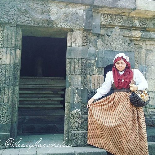 August 27th, 2015 ---- #MuslimahTraveler Day 2 : Exploring #Yogya #Candi ( #CandiSambisari and #CandiBarong ) 😉👜👠🚘... Feels like a #timetraveler #princess ! So...excited! My #OOTD is "Muslim Lolita Princess"  with #BatikLawasan and #headscarf. Anyways my #strawbag is made in #Yogyakarta, I bought it 2 years ago at Bringharjo hoho 😉 Fashion design by myself . 🚘👠👜 #modestfashion #coveredstyle #scarf  #lolitastyle #traveling #trip #journey #ClozetteID #vintagestyle  #Indonesia #instatravel #instafashion #batikindonesia #visityogyakarta #stylishtraveler #travelgrammer #Fashion #style