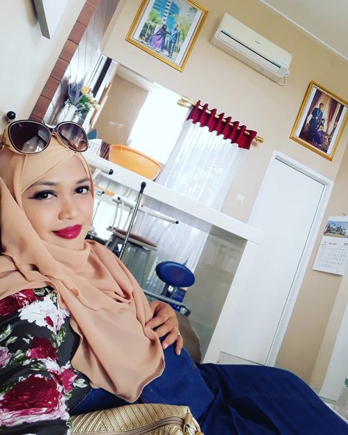 Tue, Jan 23rd, 2018--- Mrs. @erdin.saef yg hobi dekor rumah 😄Lagi nunggu dijemput Eyang and Opa to Bogor 🌸🌸🌸-----#clozetteID #Mommystyle#casualstyle#denim#nhkkawaii