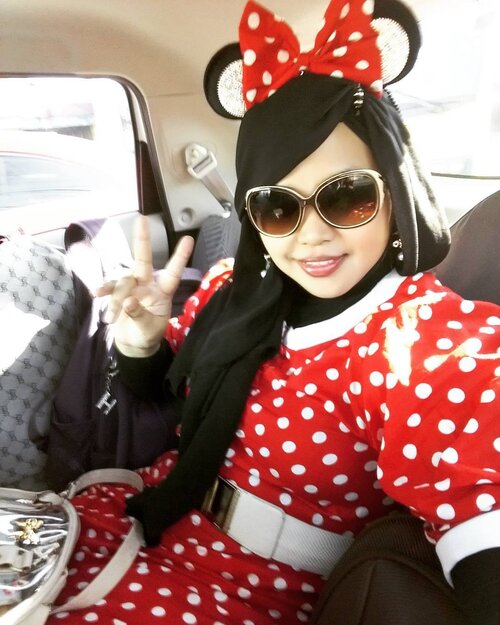 Thu, October 27th, 2016 ---- As my promise to my niece Feliza, I will come again and being #Disney #MinnieMouse in #modestfashion way with #headscarf . I made this dress in 3 days! 😂😂 👒👠👜 #clozetteID @clozetteid #HOOTD #ootd #MinnieMousecosplay #cosplayhijab #inspiredbydisney #fashion #style #fashiongrammer