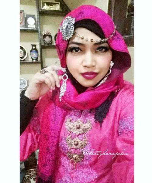 FLASHBACK: January 17th, 2016--- #Fuschia kinda day! 🌹❤🌹 That was my birthday and my baby bro' s engagement. That's why I wore #Betawinese #Kebaya coz my sis in law is Betawinese but still... my headpiece and accessories are seems like India style lolz. ❤😘🌹 #familygathering #engagement #birthday #clozetteID #hootd #modestfashion #modestwear #kebayamodern #hijabfestive #hijabista #headscarf #ootdmodest #stylecovered