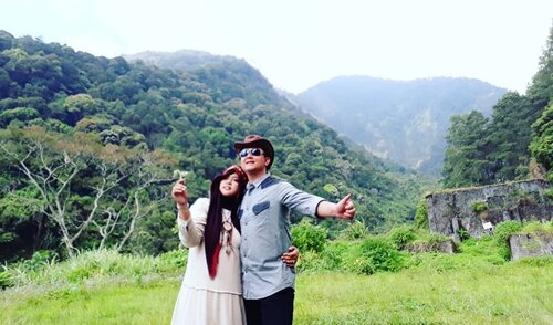 LATEPOST: Mon, June18th, 2018--- 💍💏👰🤴#Postwed #Photosession #HestiErlan with my beloved #hubby @erdin.saef 💖🤴👰💏💍---------Theme : #Coboy x #ApachePrincess #RomancePlace : #GunungPuntang---------#clozetteid#nhkkawaii #modestwear#modestfashion#countrystyle#mountain#couplestyle