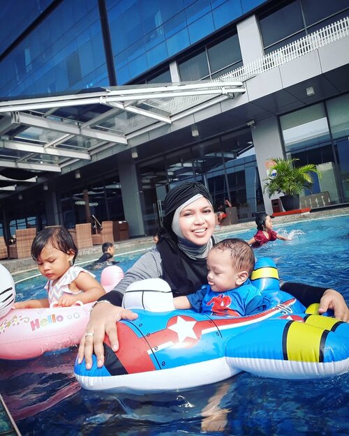 LATEPOST: Dec 15th, 2019--- Alhamdulillah setelah kemarin bersilaturahmi dengan keluarga besar di acara pernikahan Onti Ayu, hari ini ajak 2 bocah #refreshing main air @swissbelhotelcrb #Swissbelhotel #Cirebon hihihi... ban #Hellokitty dan #banrenangpesawat itu pilihannya Dara waktu Bubu ajak lihat2 belanja onlen. Ckckck... anak 2 th #milennial udah ngerti pilih2 #onlineshop loh! "😄😘❤
-
-
-
-
-
-
-
#familyvacation
#familygathering
#swimmingpool
#visitCirebon
#happyfamily
#modestwear
#modestfashion
#clozetteid
#holidayseason