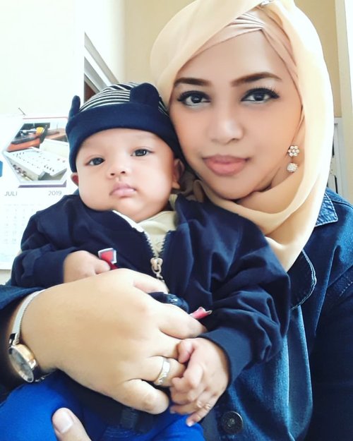 July 2019---👖👕👛🧦 #Kawaii #modestfashion #Twinstyle in #Denim with #mySon, #ArtanabilRafisqyErlan (#3monthsbaby )😻🤱 Artan is soo... #adorable and #photogenic. I thought that it is #genetic lol😜 It comes from his #Mommy (who else?! Huh) hehe I remember that a few years ago Pak @erdin.saeftold someone that #HestiSensei is #photogenic and #fashionable 🤣😚 at the very first time we met and took a pic at 5th fl of Polimedia tower as a new friend haha... and he is my husband now. Maybe that's the reason why he marry me 🤣😂🤣 kidding 🤣---#clozetteid#nhkkawaii#hootd#babyootd#modestwear#motherandson#kawaiimomandson#momandbaby