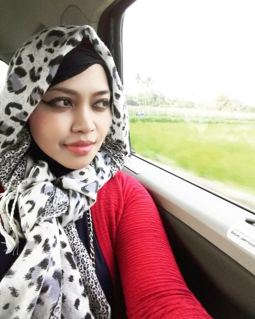 LATEPOST: August15th, 2016--- ✈🚕👗My #HOOTD otw to Adi Sucipto airport #Yogyakarta . @clozetteid #ClozetteID  #modestfashion #modestwear #coveredstyle #headscarf #hijabista #hijabstyle #animalprint #pashmina #red #cardigan #fashion #style #village👗🚕✈