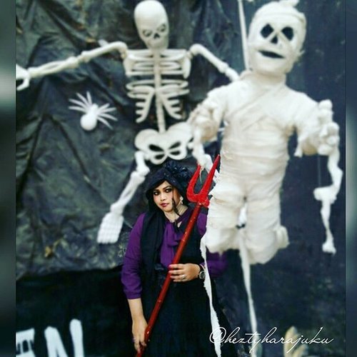 OCTOBER 14TH, 2015 ----- #Gothic day at #gothiccafe #deathbychocolatebogor with my #JFashionJumpers #FashionCommunity #sisters. My #style is #vintagegoth 😉 but it was hard to look #pretty x #creepy , #deadlydivas and so on lolz. 👻💀👻 Ciyus susah banget daku dapetin feel galak tp cantik hehe... ga bisa " #devilsmile " 😂😂😂#ClozetteID @clozetteid #fashion #OOTD #modestfashion #coveredstyle #headscarf #scarf #instafashion #instabeauty #fashiongramer #Indonesia #kulinerbogor