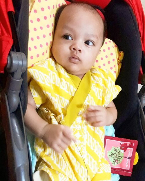 July 12th, 2019--- 🎵 Yang baju kuning jangan sampe lepaass... 🎶🤣 #ArtanabilRafisqyErlan (#3monthsbaby ) . #Friday with #BabyBatik 😂 . Biar kayak Papi ya, Nak... hahaha.---#clozetteid #babyootd#batikIndonesia #kimonoBatik#nhkkawaii#kawaiibatik#kawaiibaby