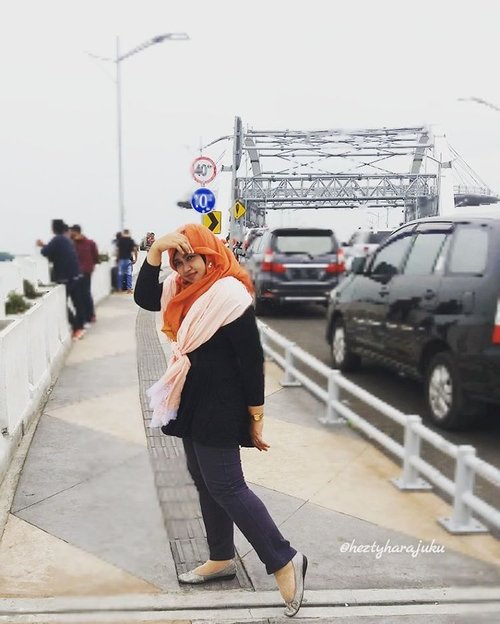 Sun, Dec 4th, 2016---- 👜🚞🚟 Day 2 in #Surabaya : Katanya ini namanya #JembatanCinta , tempat muda-mudi SBY pacaran sambil menikmati udara laut dan #AirMancurPelangi #Kenjeran .  Tapi... kali ini ngedate nya lagi sama Opa dan Uti yg sebentar lagi mau merayakan wedding anniversary hihihi... so sweeeettt... Btw anginnya kuenceng juga rek!... bikin diriku tertunduk menutupi wajah yg tertiup angin azeeeekkk... serius inih bikin baperrr kangen cama Yayank 😄😄😄🚗🚟👜 @clozetteid #clozetteID #hootd #ootd #fashion #style #modestfashion #modestwear #hijabtraveler #headscarf #stylecovered #fashionvlogger #fashiongrammer #sea #bridge