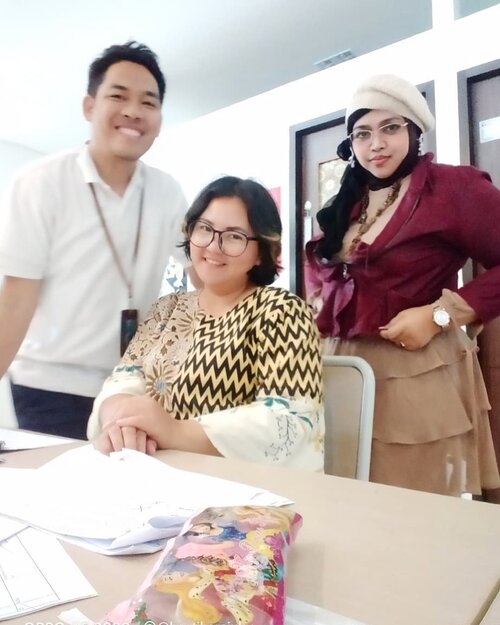 Thu, Feb 13th, 2020--- #PersahabatanBagaiKepompong ,😂😂 Thanks 4 today @rina.watye @iwanamirbadui hehe... Seru yah! Gemez2 gimana gitu sampai tempel koyo di jidat kelar #Sempro hari ini 😜😅🤣🤣----#PolimediaLecturers #clozetteid #ootdoffice #ootdcampus#LecturerLounge