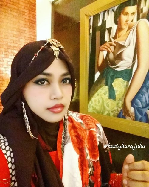 Sat, Feb 4th, 2017----🗼👠❤ I love paintings ! I found many #ArtDeco #paintings at #AstonBraga #Bandung . I felt like I was back to #1920s era. ❤👠🗼 #clozetteID @clozetteid #fashion #style #hootd #ootd #ootdmodest #modestwear #modestfashion #bollywood #India #saree #headscarf #stylishmodesty #stylecovered #visitBandung #traveling #stylishtraveler