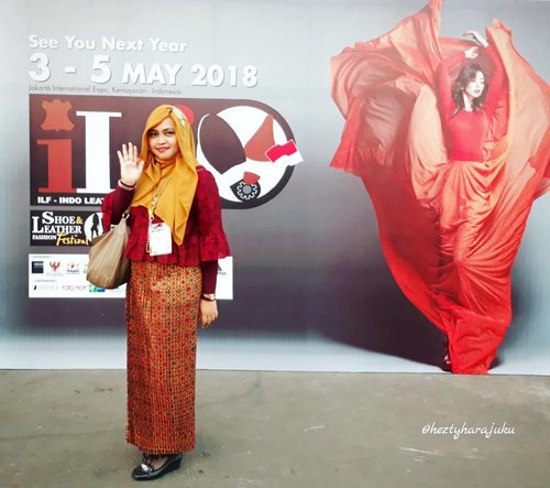 LATEPOST : at #ILF 2017 with Prodi #DesainMode #PoliMedia . So much #fun and feel #proud with my students #fashionshow .
Wearing #maroon #lacesdress and #golden #ethnicskirt for this #specialevent . -
-
-
-
-
-
-
#clozetteid #hootd #fashion #style #modestwear #modestfashion #hijabstyle #stylecovered #headscard #IndonesiaFashion