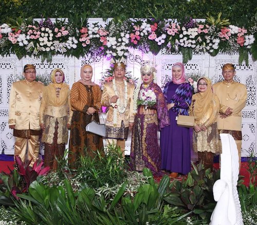 #ThrowbackSaturday , November 18th, 2017 ---💜👰💍Terima kasih kepada Keluarga Brigjen Pol. Endaryoko, S.H dari #Semarang. Surprise banget adikku @syifawidhi dan Tanteku @enny_niatibisa menyempatkan hadir sebagai tamu #VVIP kami di sela2 padatnya acara karena banyak yg wedding juga di tanggal 18 Nov 2017 yg cantik itu hehe. Matur nuwun, Syifa... Tante Enny... ❤❤❤❤ semoga berkenan jamuannya ya...---#Sundanese #RoyalWedding --- at #MasjidAgungAttin #TMII #JakartaTimur ... #JanjiSuci #HestiErlanWedding #181117 ------#clozetteID #nhkkawaii #KawaiiReporterWedding#HestiHarajuku#modestwear#muslimwedding#hootd#muslimbride