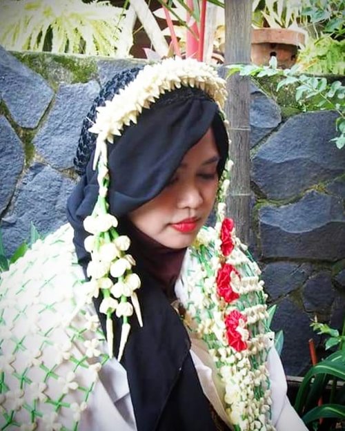 Throwback Moment 2017 : My #HOOTD for & #Siraman --> #Java x #Sunda #ethnic #style .Photo by my personal photographer / lilsis : @inkamarshanda 😘❤---------#clozetteID #nhkkawaii #kebaya#headscarf#Princessstyle#modestfashion#modestwear