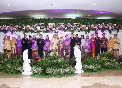 LATEPOST: Saturday, November 18th, 2017 --- " ...Alhamdulillah keamanan dan kenyamanan #WeddingParty kami bisa terjaga dengan baik dan ini tak lepas dari bantuan Om dan Tante #AmongTamu #TNI yg merupakan rekan2 Babeh yg setia dan baik banget semuanya... Ada Bu Jeami sbg co MC untuk menyambut tamu VVIP yg jenderal2... Bu Ciah yg mengawasi hidangan juga Tante Elia, Bu Yayu dan Om Buyung yg membantu kami menjadi seksi sibuk di sini . Ada juga Mas Dipo, sepupuku yg TNI AL dan Mang Ujang yg siap berjaga untuk keamanan kotak angpao dan membantu adik2ku mengamankan mahar 🌸💜🌸💜 Hatur nuhun... semoga kebaikannya dibalas Allah berlipat ganda amiin yra...
-
-
At #RoyalWedding : The #King @erdin.saef  and the #Queen #HestiHarajuku -
-
-

Place:  #MasjidAgungAttin #TMII #JakartaTimur 
Date: Saturday, November 18th, 2017
Time : 19.00
Photo by : #MitraWangi #WeddingPackage -
-
-
-
#clozetteID 
#nhkkawaii 
#KawaiiReporterWedding
#HestiHarajuku
#modestwear
#muslimwedding
#whitexsilver
#hootd
#muslimbride
#HestiErlanWedding