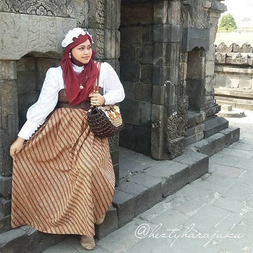 August 27th, 2015 ---- #MuslimahTraveler Day 2 : Exploring #Yogya #Candi ( #CandiSambisari and #CandiBarong ) 👜👠🚘... Feels like a #timetraveler #princess ! So...excited! My #OOTD is "Muslim Lolita Princess"  with #BatikLawasan and #headscarf.🚘👠👜 #modestfashion #coveredstyle #scarf  #lolitastyle #traveling #trip #journey #ClozetteID #vintagestyle #vintagefashion #Indonesia #instatravel #instafashion #batikindonesia #visityogyakarta #stylishtraveler #travelgrammer #Fashion #style #hotd