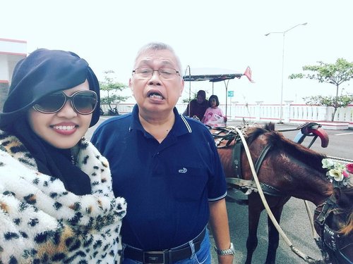 Jan 20th, 2017---- 🎶Pada hari Jumat kuturut Babeh ke desa...Naik delman istimewa kududuk di blakang... tak mau di samping Pak kusir yg sedang bekerja... mengendarai kuda supaya baik jalannya hey!... tuk tiktak tiktuk...tiktak... tiktuk...tiktak tiktuk... tuk tiktak tiktuk tiktak suara spatu kuda 🎶 🐎😄 at #Losari #RailwayStation #Cirebon #WestJava. Visiting family with Babeh. 🚄🚂🚈 #hijabtraveller #backpacker #traveling #clozetteID #ootd #ootdmodest #stylishmodesty #headscarf #modestwear #modestfashion #travelingstyle