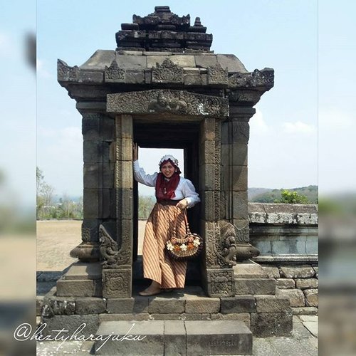 August 27th, 2015 ---- #MuslimahTraveler Day 2 : #MuslimLolita explores #Yogya #Candi ( #Sambisari and #Barong ) 👜👠🚘...Pagi! Ohayou! Morning! Today I will explore 2 Candi ( #hinduism #temple ) in Yogya, Candi Sambisari and Candi Barong with my family 😉. Feel excited! My #OOTD is Muslim Lolita Princess with Batik Lawasan and headscarf.🚘👠👜 #modestfashion #coveredstyle #headscarf #scarf #candibarong #lolitastyle #traveling #trip #journey #ClozetteID #vintagestyle #vintagefashion #Indonesia #instatravel #instafashion #instabeauty #batikindonesia #visityogyakarta #stylishtraveler #travelgrammer
