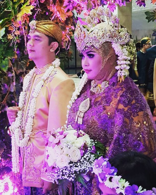 LATEPOST: Saturday, November 18th, 2017 --- #Sundanese #RoyalWedding : The #King @erdin.saef  and the #Queen #HestiHarajuku --- at #MasjidAgungAttin #TMII #JakartaTimur ... #JanjiSuci #HestiErlanWedding #181117 ------#clozetteID #nhkkawaii #KawaiiReporterWedding#HestiHarajuku#modestwear#muslimwedding#purplexgoldparty#hootd#muslimbride