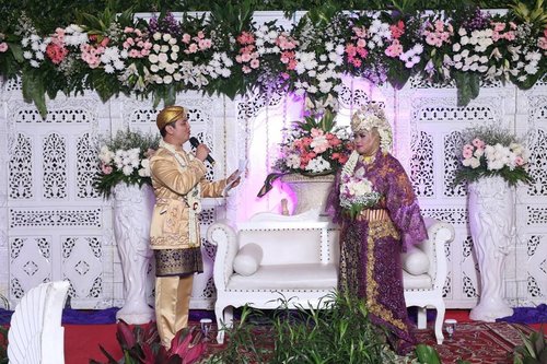 LATEPOST: Saturday, November 18th, 2017 --- 💜🌸💜 Special Performance by the Bridegroom : a #LovePoetry for his #newWifey ... Thank you, #Hubby ...🌸💜🌸💍 #Sundanese #RoyalWedding : The #King @erdin.saef  and the #Queen #HestiHarajuku --- at #MasjidAgungAttin #TMII #JakartaTimur ... #JanjiSuci #HestiErlanWedding #181117 ------#clozetteID #nhkkawaii #KawaiiReporterWedding#HestiHarajuku#modestwear#muslimwedding#purplexgoldparty#hootd#muslimbride#MitraWangiWeddingPackage