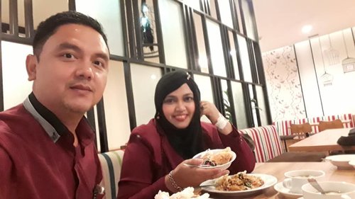 LATEPOST: Monday, August 6th, 2018 --- Day 1: Training calon Asesor #PoliMedia with BNSP at @hotelpermata #HotelPermata #Bogor. 🍛🥗🍲Daku n hubby @erdin.saef at #dinner yumm... 🍲🥗🍛--Our #OOTD Day 1 : #BlackMaroon❤💗❤💗❤💗Hari pertama udah langsung lembur trainingnya dari jam 3.30 pm until 11.30 pm! 😵😩 taihen desune... 💗❤💗❤💗❤#clozetteid#nhkkawaii#modestfashion#couplegoals
