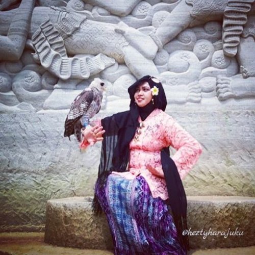 December 2016 ---💕👑🚗 Being #Javanese #Queen at #TebingBreksi #Yogyakarta . "Honestly, I was afraid of this #owl or any other #bird lolz . Afraid of its sharp beak 😆 but I pretended Sendy (the owl) was my bestfriend as I pretended myself was #thequeen of #Prambanan 😂😂😂 Photocredit: my sis in law @dewirahmawati29 . Camera: #SamsungJ5 👑👠💕
🚗👑💕 #clozetteID @clozetteid #hootd #ootdmodest #fashion #style #traditionalcostume #modestfashion #stylecovered #modestwear #PuteriKeraton #headscarf #fashionvlogger #hijabtraveler #fashiongrammer #JavaneseLady #kebayamodern  #VisitYogya #Yogyatrip