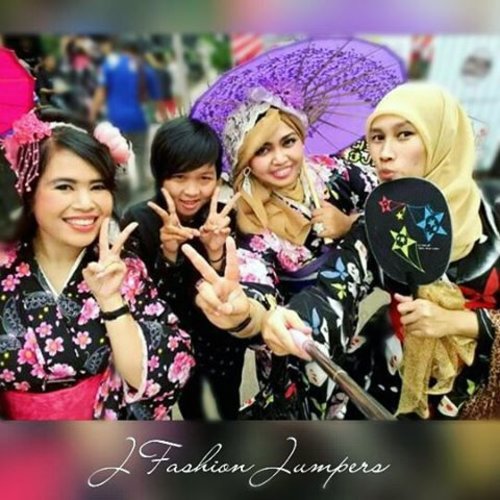 FLASHBACK: May 9th 2015--- #JFashionJumpers #fashioncommunity #Jakarta at #LittleTokyo #ennichisai2015 😂😂😄😉🌸🌸🌸 #wagasa #kimono #furisode #clozetteid #japanesetraditional #japaneseevent #festival #happymoments #fashion #style #kawaiistyle #japanindonesia #stylishtraveler #OOTD #gyaru #gaijingyaru #ギャル #modestfashion #coveredstyle #hijabstyle #headscarf