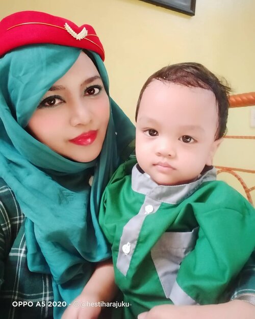 May, 24th, 2020----- 🤱✨💜👶 Lebaran tahun lalu masih 2 bulan usianya, cuma bisa dibuai di pangkuan. Rambutnya pun belum rata 😁... Lebaran tahun ini sudah masuk 14 bulan. Dia sudah bisa difoto dengan posisi berdiri tegak, rambutnya ikal lebat tapi wajah copas Mommy-nya 😄😘 Sudah bisa melepas topi atau pecinya, rewel kalau kegerahan. Happy Eid, Ar!... Mommy loves you soo... Much! 💜👶----#clozetteid #EidMubarak #Eidfashion#twinstyle#MomandSonootd#modestfashion#modestwear#kokotodler#stewardesshat#pilboxhat#nhkkawaii