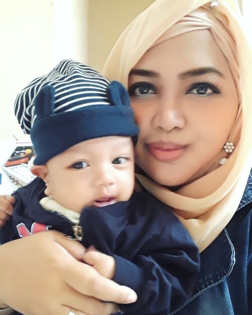 July 2019---👖👕👛🧦 #Kawaii #modestfashion #Twinstyle in #Denim with #mySon, #ArtanabilRafisqyErlan (#3monthsbaby )😻🤱 Artan is soo... #adorable and #photogenic. I thought that it is #genetic lol😜 It comes from his #Mommy (who else?! Huh) hehe I remember that a few years ago Pak @erdin.saeftold someone that #HestiSensei is #photogenic and #fashionable 🤣😚 at the very first time we met and took a pic at 5th fl of Polimedia tower as a new friend haha... and he is my husband now. Maybe that's the reason why he marry me 🤣😂🤣 kidding 🤣---#clozetteid#nhkkawaii#hootd#babyootd#modestwear#motherandson#kawaiimomandson#momandbaby