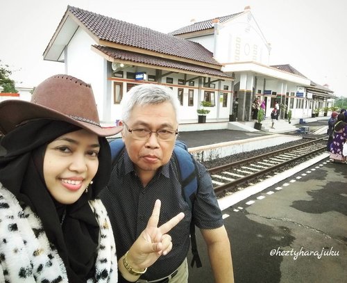 Sun, Jan 22nd, 2017 --- Ohayou! It's time to go home! Back to Jekardaah... Waiting for my #train ( #TegalBahari ) at #Losari #TrainStation #Cirebon #WestJava #Indonesia 🚈🚄🚅 #hijabtraveller #visitCirebon #VisitIndonesia #railway #Countrystyle #clozetteID #ootd #ootdmodest #modestwear #modestfashion #stylecovered
