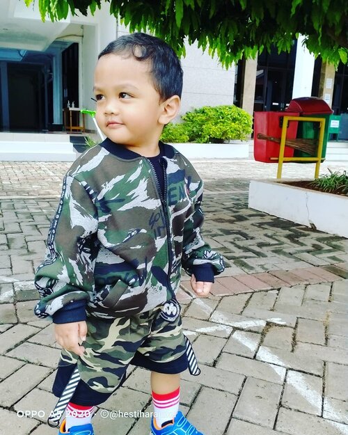 Thu, Dec 17th, 2020----💚🦸💚 #PetualanganArtanabil hari ini... #beingasoldier , an #army just like his Opa @cholid_ar Kolonel (Purn) CKM Cholid A.R. 💚💚💚 Semangat, #Komandan Artanabil!!! 😂😂😂 -----#nhkkawaii #clozetteid#Armylook#Toddler#19monthsold#parentinglife#myboy#mylilprince#myson