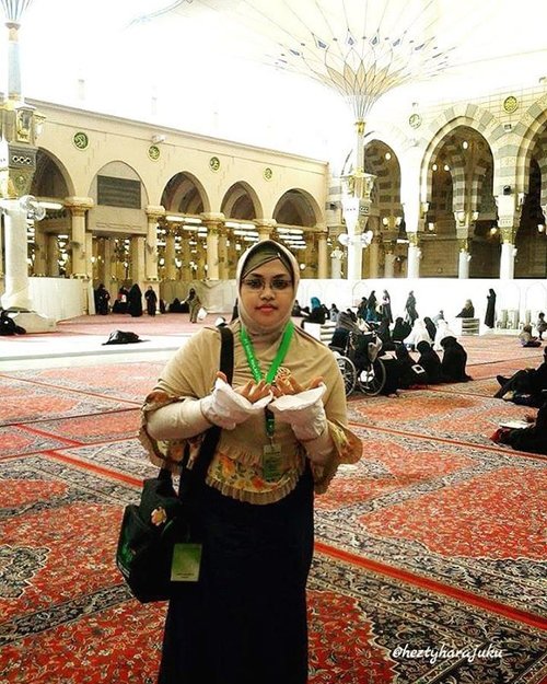 THROWBACK December 2014 ---- inside #MasjidNabawi #Madinah ,  #SaudiArabia . I miss this #peacefulplace and hope I can back again amiin ya rabbal alamin. ❤🌟🌙#praying #prayer #umroh #umraa #hijab #Islam #muslimah #spiritualjourney #clozetteID