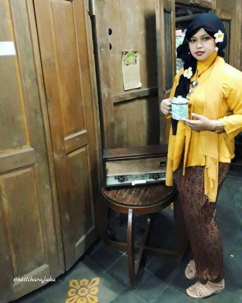 Sun, August 20th, 2017---- Jelang sore ditanya Mama: "Kak, fotonya bagus2, tapi kebayanya kok belum dipake?" 😂😂
Ya ampyuun... si Mama mantau IG dakuuh... dan apal pula' aq bawa baju apa aja di koper 😂😂
Well, ya aku blg aja mau dipake sore ini . Lalu Dewi dan Sandhi rekomen tempat ini karena cukup ngehitz... namanya #KopiKlotok yg gayanya rumah #Jawa #jadoel .
-
-
-
Buat yg penasaran suasana rumah kampung di Jawa, ini bisa jd "obat" penawarnya. Tp klo cari "rasa" sih buatku biasa aja dan kurang enaknya itu tempat nyuci piring dgn sampah dapurnya terlihat klo kita ke tempat antrian telor lol. Saran daku sih, klo kesini mending ngopi/ngeteh dan ngemil aja.. #KopiKlotok dan #TehTubruk nya ok. Tp... klo memang pgn makan berat, cobain deh, bubur yg rasanya mirip Nasi Uduk itu hehe.
-
-
Theme: " #NdoroAyoe "
Photographer: @dewirahmawati29 
Place: #WarungKopi Klotok @kopiklotok , #Yogyakarta
-
-
#clozetteid #modestfashion #modestwear #stylecovered #kebaya #antik #headscarf #traditional #javanese #coffeeshop
