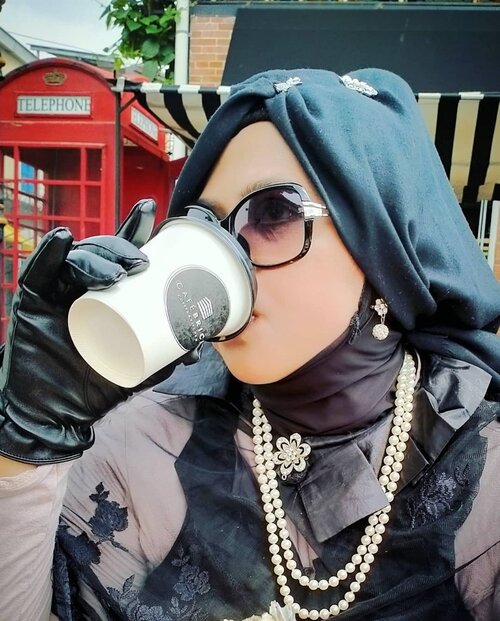 LATEPOST 🇬🇧 🥐☕♥️#Foodtravelling at @cafebrickjogja #cafebrick .#Jogjakarta feels like at #BreakfastatTiffanis #oldmovie starring my #fashionidol #AudreyHepburn ♥️☕🥐 #Coffeecup and #Croissant were my team haha. Thanks to my sis @dewirahmawati29 as my personal #photografer and #temancurhat forever haha!#JogjaituLucu ----#nhkkawaii #clozetteid#modestwear #ModestFashion #Classicinblack#audreyhepburncosplay #hijabcosplay