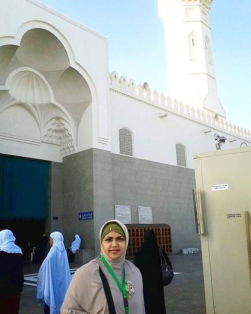 THROWBACK December 2014 ---- ❤🌟🌙 inside #MasjidQuba #Madinah ,  #SaudiArabia . I miss this #peacefulplace and hope I can back again amiin ya rabbal alamin. Langit di Arab itu biru banget yaa... dan silau hihi sampe nyureng klo nggak pakai sunglasses ❤🌟🌙#praying #prayer #umroh #umraa #hijab #Islam #muslimah #spiritualjourney #clozetteID