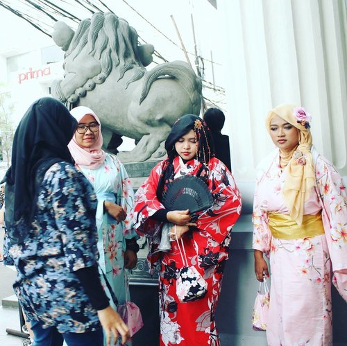 LATEPOST: Sat. May 13th, 2017

Theme: #Tokyo #Ojousama
Place:  #Ennichisai2017 #Festival #LittleTokyo #BlokM #Jakarta
Camera: #CanonD1100
-
Suatu hari di #Asakusa - Tokyo , #Jepang ...
Reya : " Oneechan, siapa dia? Apakah member baru #JFashionJumpers ?"
Harajuku : " Ntahlah... tiba2 dia muncul" 😂😂😂
Mineko : " Mengapa dia jadi kembaranku?"
Meichan : " Ada apa ya? Mei ga salah kan?" (datar)
😂😂😂 -
-
@clozetteid #clozetteid #fashion #hootd #modestfashion #stylecovered #headscarf #hijabi #hijabstyle #ethniclook #oriental #style #kimono #yukata #furisode #muslimjapan
