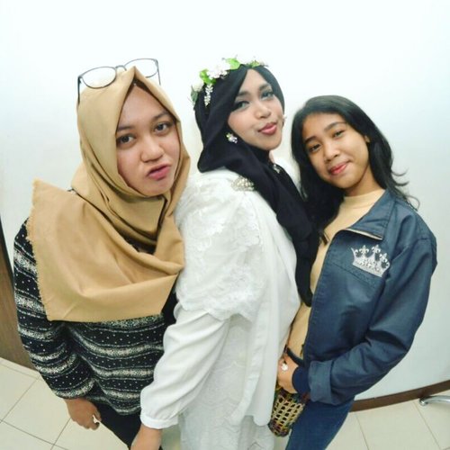 Sat, October 14th, 2017--- Everything is so #simple and #sweet 😄😎😉🌹🌹🌹 with  @inkamarshanda and @cintiiiyyy . Love you girls! Thank you so much and wish you all the very best for your brighter future... amiin yra ❤🌹❤----#clozetteID #hootd #ootd#btsprewedding #BlackandWhite#vintagestyle#modestfashion#modestwear