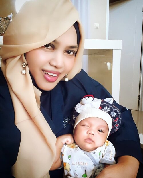 Fri, May 17th, 2019--- 🤰➡️🤱 "Heyy Teteh2... jangan melting ya klo aku kedipin" 😜 🤣🤣"Ar, kamu diajarin Papi, ya?!" 🤣🤣😜-Semakin emeshin setiap harinya....Love you, #Myson !...#ArtanabilRafisqyErlan 👶💖---#Clozetteid #nhkkawaii#momandbaby#parentinglife#kawaiiMom#kawaiiBaby#MomandSon#1MonthBaby