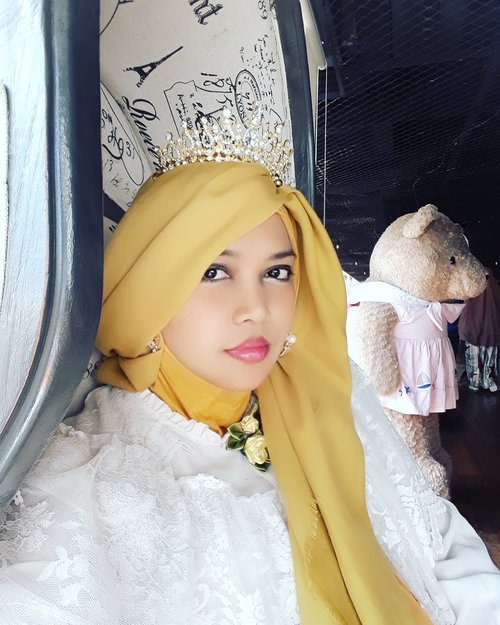 Wed, August 16th, 2017--- 🍛🍜🎂🍰
"I am the #Queen ! 👑 Queen of my King's heart! ❤ *eaaaa 😆
Dari Imogiri langsung cuz #lunch/ #FamilyGathering at #RoasterandBear #HotelHarper @harperjogja #Yogyakarta !... 🎂🍰🎂
-
-
-
Theme : #Royal #BirthdayParty 
#Photographer : @dewirahmawati29
Location : #Resto @roasterandbear Hotel Harper - #Yogya
Model: #HestiHarajuku 
Camera: #SamsungJ7Prime -
-
-
-
-
-
-
#clozetteid 
#modestwear
#hijabtraveler
#hootd
#foodtraveler
#Yogyatrip
#VisitYogya