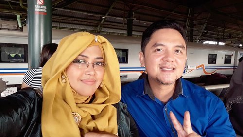 Wed, June 13th, 2018 ---🚞🚄🚅🚆🚇🚉🚈 #MudikLebaran to #Bandung with hubby @erdin.saef , waiting for #KAArgoParahyanganPremium from  #GambirRailwayStation 🚈🚉🚇🚆🚅🚄🚞 1st time mudik after married nih hihihi... degdegan 😂😍🤣
----
----
----
#clozetteid
#nhkkawaii 
#modestfashion
#train
#traveling
#couple
#Lebaran2018
#IdulFitri1439H
