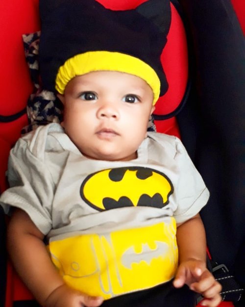 JUNE 2019--- 🦇👼🦇 Let's join our #JusticeLeague ! I am #ArtanabilRagisqyErlan , #2monthsbaby #superhero 💪😎 #LittleBatman for my Mommy Princess Jasmine Hesti Sensei and my Papi @erdin.saef 🦇👼🦇----#nhkkawaii #clozetteid #BatmanBaby#Batmancosplay#kawaiibaby#Babycostume#Babyootd
