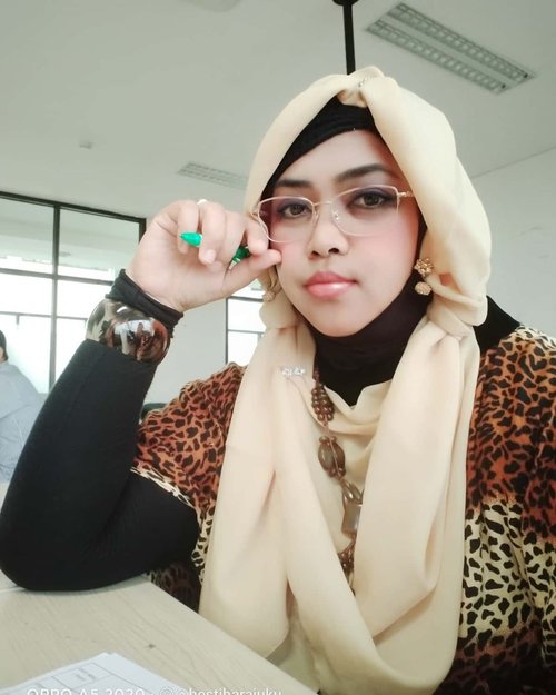 LATEPOST: January 30th, 2020----💯👩‍🎓👩‍🏫👗👒👖👕👢👓📒 #SeminarProposal #TugasAkhir #DesainMode #Polimedia angkatan X. Paginya alhamdulillah sempat masuk kelas Sejarah Mode Dunia dulu,  kasih tugas hihi...----#clozetteid #leopardouter#animalprint#ModestFashion #modestwear #hijabstyling#ootdoffice