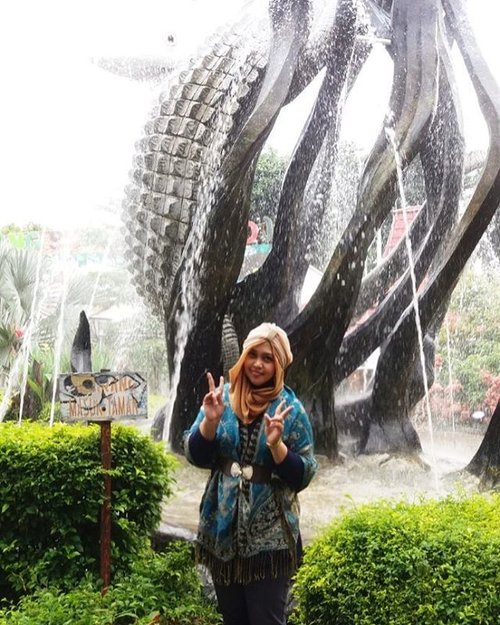 Sat, Dec 3rd, 2016--- Day 1 in #Surabaya #solotrip #hijabtraveler #princess . Officially touch down in Surabaya... here it is the iconic monument in SBY... #PatungSuradanBuaya ! 😉 😉✈😎 @clozetteid #clozetteID #turban #hootd #modestwear #modestfashion #stylecovered #fashion #style #traveling #SurabayaTrip #pashmina #headscarf #jetplane #JuandaInternationalAirport #fashionvlogger #fashiongrammer