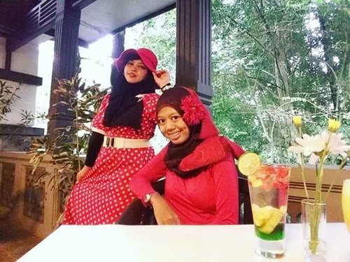 LATEPOST---Thu, October 27th, 2016 ---- #Wiskul / #foodtravelling with my #sisterinlaw @dewirahmawati29 at #Beukenhof #Resto #Kaliurang #Ullensentalu #Yogyakarta . This place reminds me of #GhibliMuseum in Japan. A #Europian #vintage #house that surrounded by trees in a #forest . A very interesting place indeed! 
We wear #Red #retrostyle , enjoy the #Jazzy music and #Europianculinary part 3 👒👠👜 #clozetteID @clozetteid #HOOTD #ootd #fashion #style #foodhunter #instafashion #instafood #fashiongrammer #foodandfashion