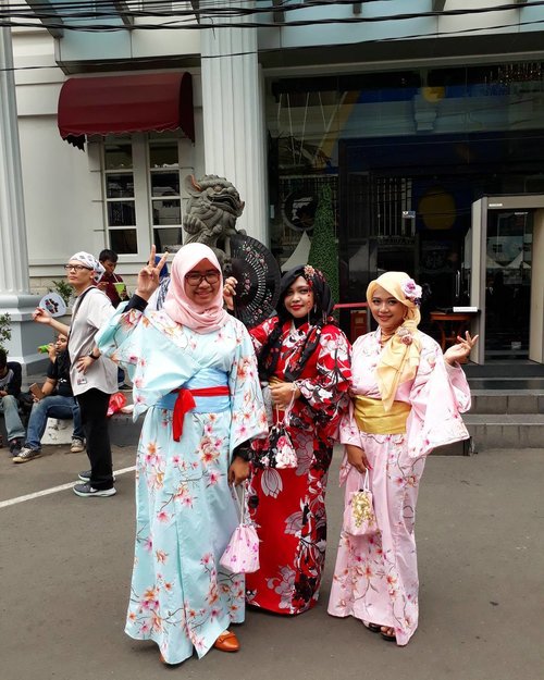 Sat, May 13th, 2017 --- 🎊🎎🎍🎋🗾👘 Welcome to #Ennichisai2017 #LittleTokyo #JapaneseCulture #AnnualFestival in #Jakarta . 13-14 May 2017 👘🗾🎋🎍🎎🎊 Bersih, ya? Memang di festival ini dijaga banget kebersihannya sampai2 ada booth khusus untuk buang sampah yg berbeda-beda jenisnya. Nggak ada yg berani nyampah di sini karena rasanya malu aja mungkin. MC ngingetin terus supaya jaga kebersihan dan selalu ada petugas yg jg siap bantu kita untuk gak buang sampah sembarangan. Yuk contoh yang baik dari budaya tertibnya Jepang dlm urusan sampah! 😊 Apa yg baik kita tiru aja. Ga mesti semuanya, yg baik2 aja . Udah bisa bedain yg baik dan yg buruk kan? 🤔😜 -
-
-
-
#clozetteid #japanstyle #Yukata #Kimono #fashion #style #hootd #headscarf #stylecovered #obi