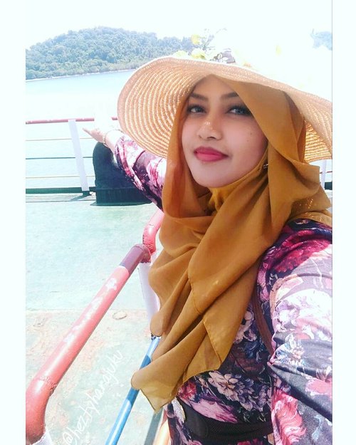 February 27th, 2017 ---- 🚤🚢🌊🌞 at #KMPSalvino to #MerakSeaPort #Banten from #Lampung to #Jakarta. Reminds me of my childhood when I lived in Pontianak ---Dulu kalau ke Jakarta naik KM Lawit dan aku selalu milih tidur di ranjang atas meski harus manjat tangga dulu 😂😂😂 Bye...bye... Lampung! C u again in near future! 🌊🚢🚤🌞
#clozetteID #seashore #blueocean #modestfashion #hijabtraveler #traveling #travelstyle #Hootd #ootd #fashion #style #stylishmodesty #stylecovered #beachlover #Sumatera #VisitIndonesia #VisitLampung #ship
