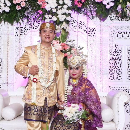 #LATEPOST: Saturday , November 18th, 2017 ---💜👰🌸#Sundanese #RoyalWedding --- at #MasjidAgungAttin #TMII #JakartaTimur ... #JanjiSuci #HestiErlanWedding #181117 -WO : #MitraWangiWeddingandCateringMUA : Bude Untung @u_haryati 💋-----#clozetteID #nhkkawaii #KawaiiReporterWedding#HestiHarajuku#modestwear#muslimwedding#hootd#muslimbride#MitraWangiWeddingPackage