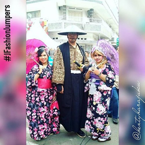 FLASHBACK: May 9th 2015--- #heztyharajuku and #eikoshinrai from #JFashionJumpers #community #Jakarta as the #Ojousama and #Samurai of #LittleTokyo #ennichisai2015 😂😂😄😉🌸🌸🌸 #wagasa #kimono #furisode #clozetteid #japanesetraditional #japaneseevent #matsuri #festival #happymoments #fashion #style #kawaiistyle #japanindonesia #stylishtraveler #OOTD