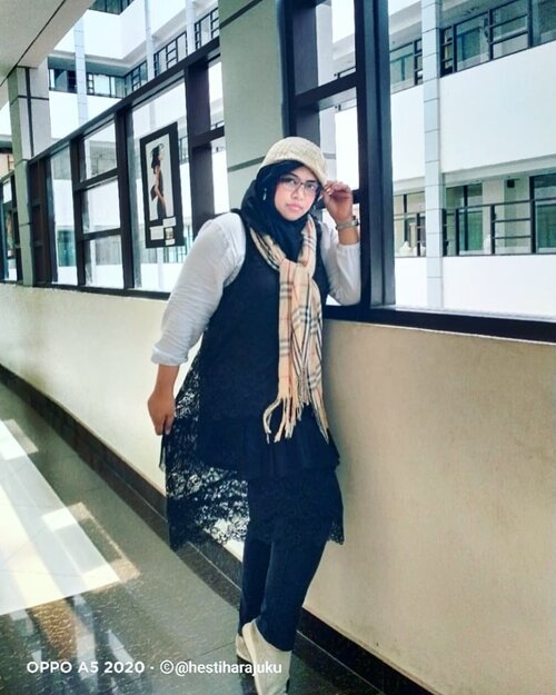 Wed, Dec 23rd, 2020---- #Monokromstyle 😎 aseeekk...biar ga cuma mahasiwa ajah yang foto2 di selasar ,😂😂 Sensei juga yaaaaaa.... 😁 
Edisi #autumn #fashion meski sudah masuk winter hehehe...
-
-
-
-
-
#nhkkawaii 
#clozetteid 
#Campuslife 
#campuslook
#Modestfashion 
#hootd
#lecturer