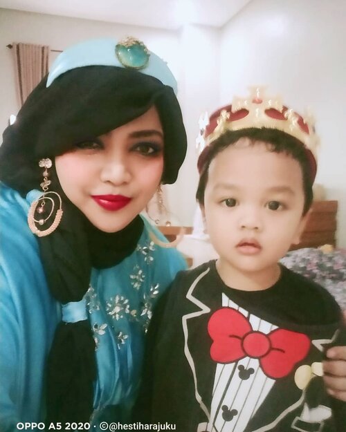 Sat, April 17th, 2021--- Artanabil (2th) and Mommy at Anandara tasyakur milad 4th. Temanya Princess Aurora, so... Mommy Bubu as #PrincessJasmine and Ar becoming a king hehe... Actually itu mahkotanya raja masih kegedean jadi diakalin sama Mommy, di dalamnya pakai Peci Mesir warna merah 😂😂 supaya Ar juga lebih nyaman makainya 😉❤️----#parentinglife#momandson#costumepartyMomandSon#Ramadhan2021#nhkkawaii#clozetteid