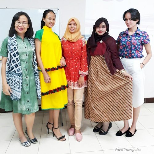 Tuesday, August 1st, 2017--- " Inspired by #NasiTumpeng "😍 👗👛👜👠👡👒 Suasana ujian (susulan) kelayakan produk TA #DesainMode #PoliMedia . So proud with our students! Alhamdulillah... ide dan inspirasinya unik2... 😍 Para dosen DM juga bergaya modis as always haha 😎❤
-
-
-
-
-
-
#clozetteid 
#fashion
#style
#hootd
#batik
#batikhanbok
#stylecovered
#modestwear
#modestfashion